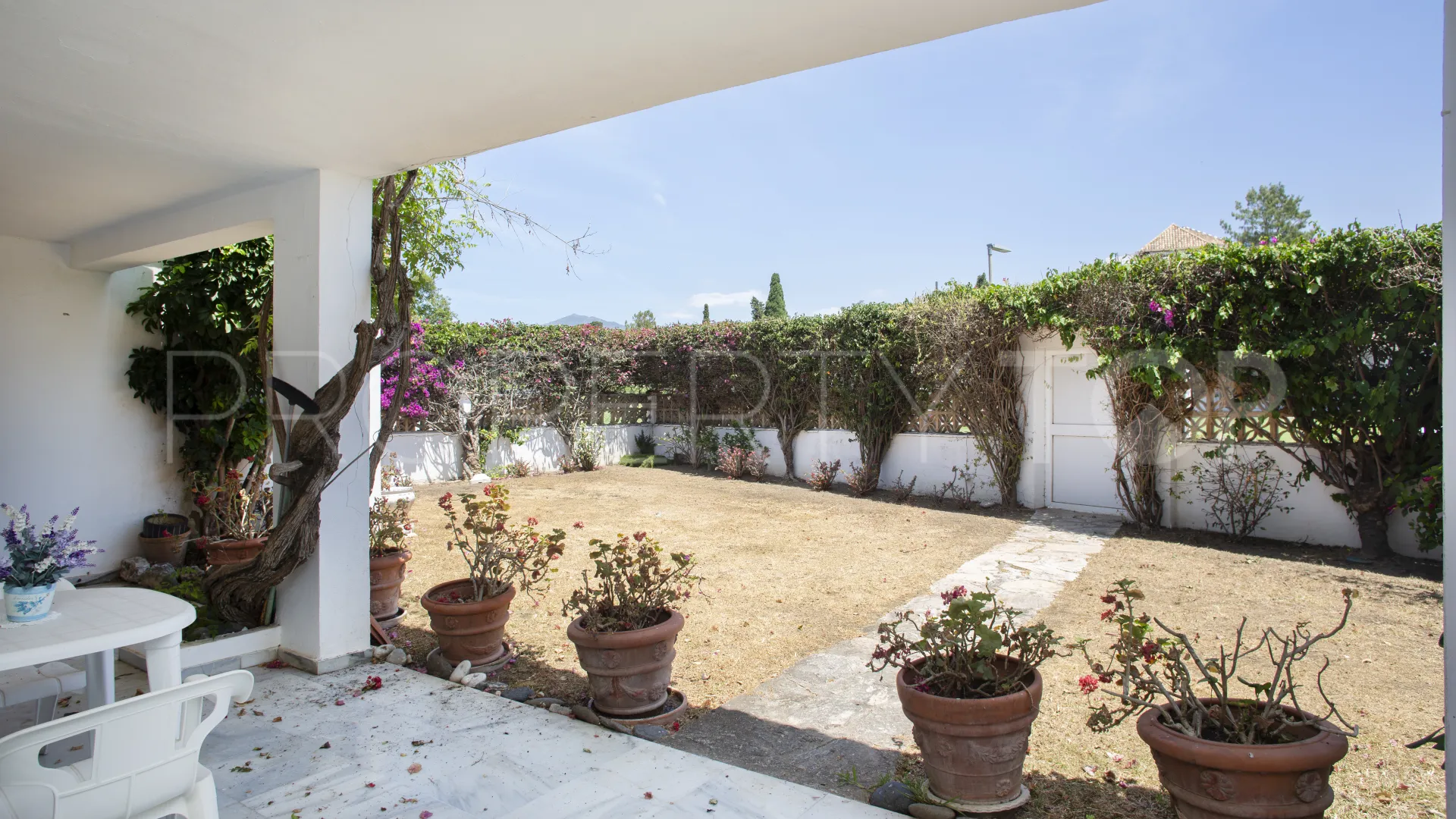 Comprar villa de 4 dormitorios en Guadalmina Baja