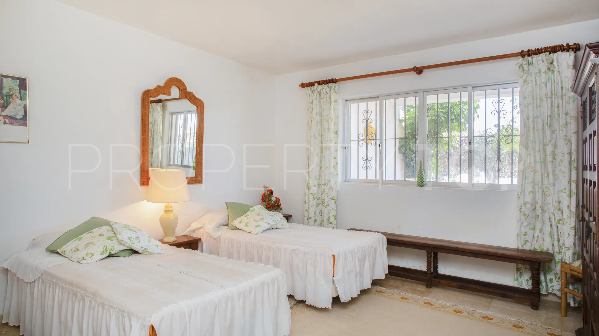 Comprar villa de 4 dormitorios en Guadalmina Baja