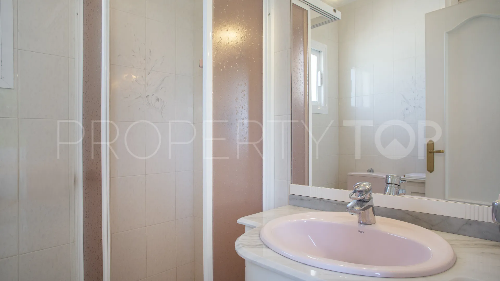 Comprar villa de 4 dormitorios en Guadalmina Baja