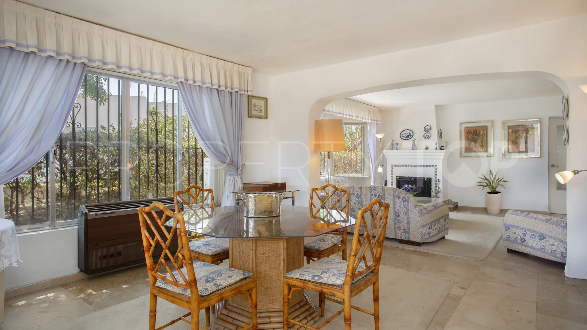 Comprar villa de 4 dormitorios en Guadalmina Baja
