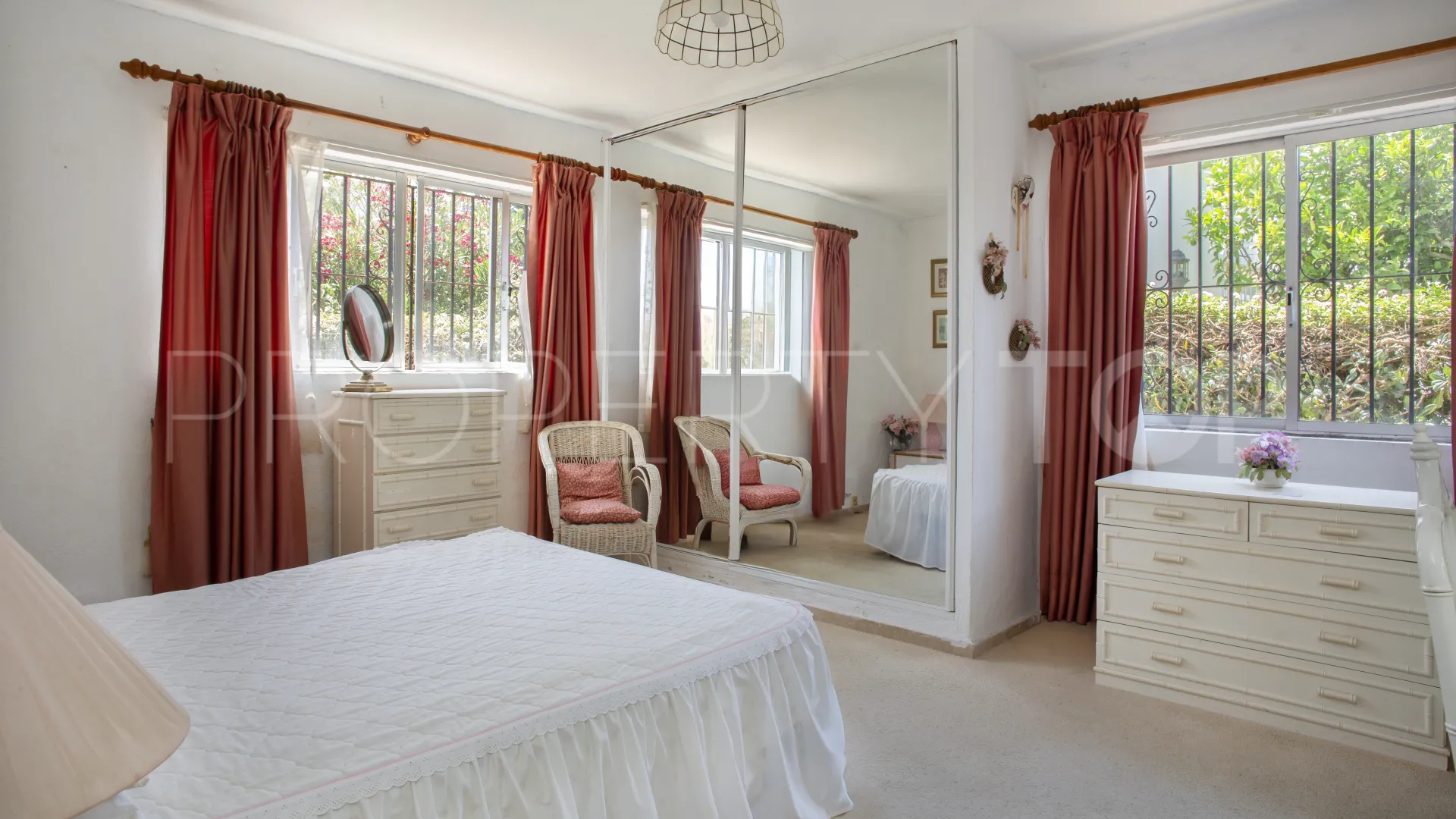 Comprar villa de 4 dormitorios en Guadalmina Baja