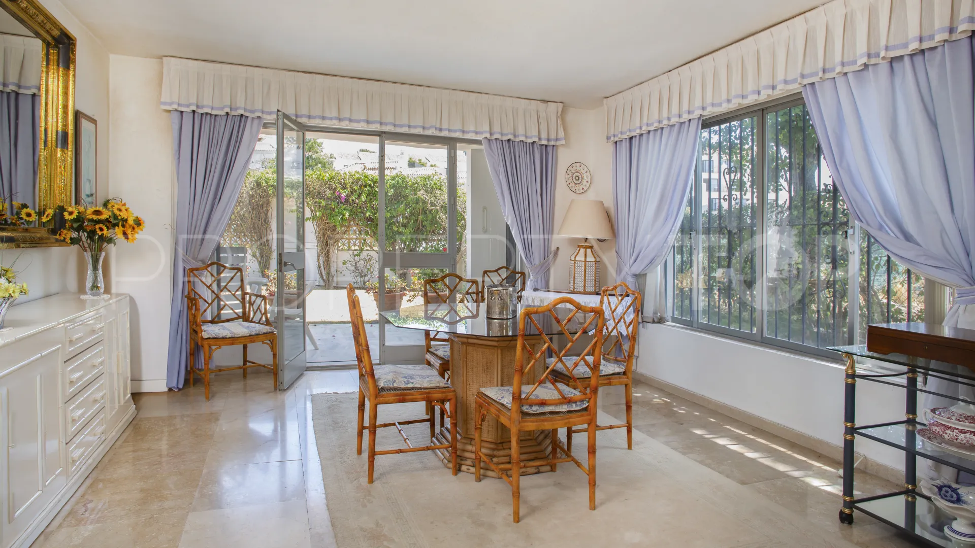 Comprar villa de 4 dormitorios en Guadalmina Baja