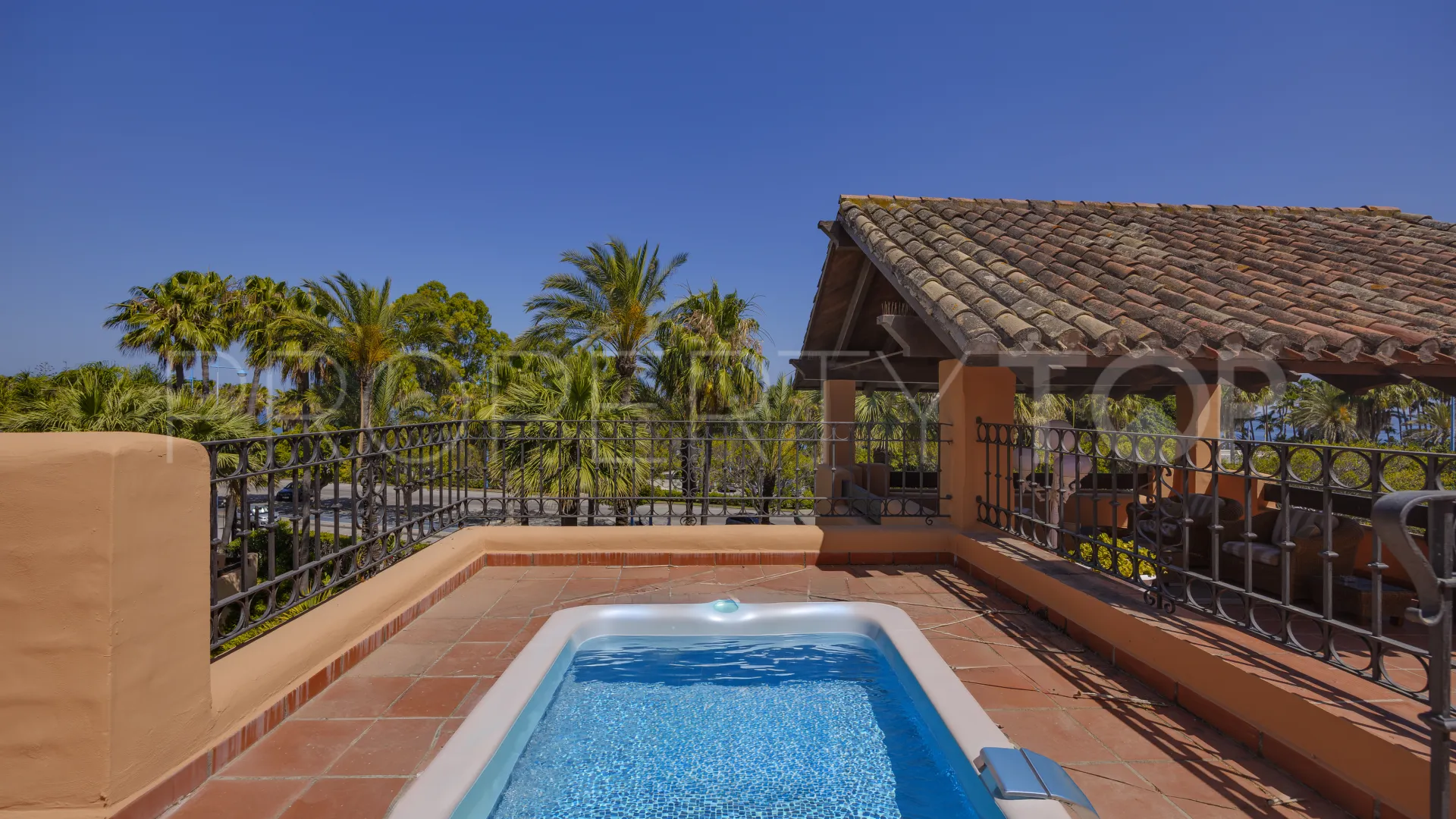 For sale duplex penthouse in Bahia Alcantara with 3 bedrooms