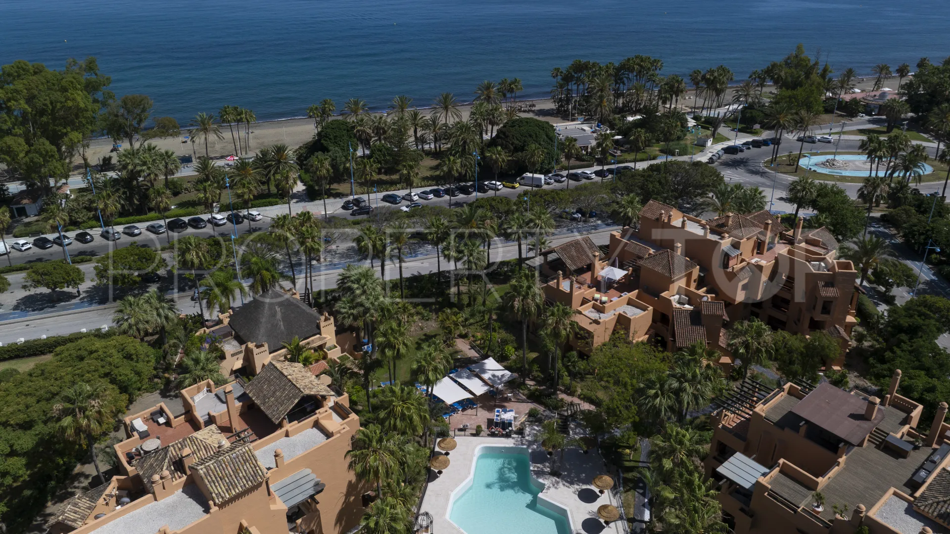 For sale duplex penthouse in Bahia Alcantara with 3 bedrooms