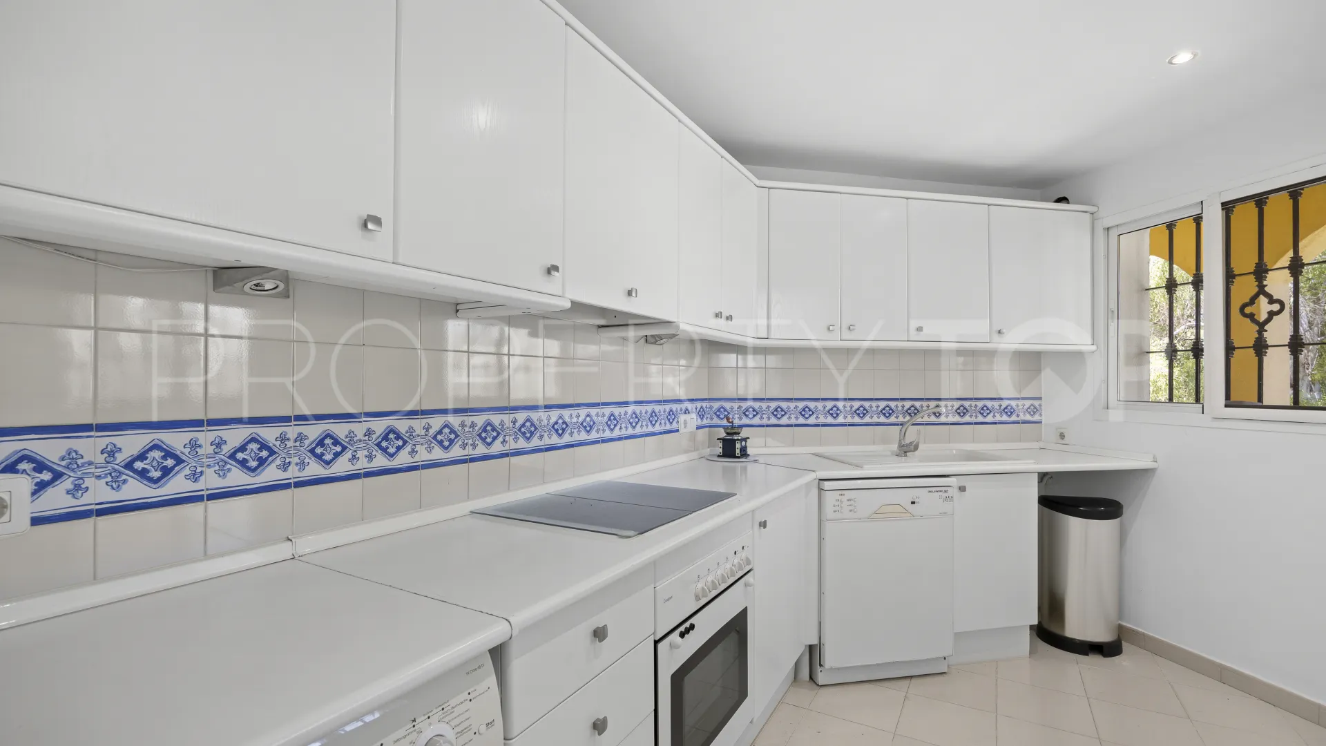 For sale apartment with 2 bedrooms in Guadalmina Alta