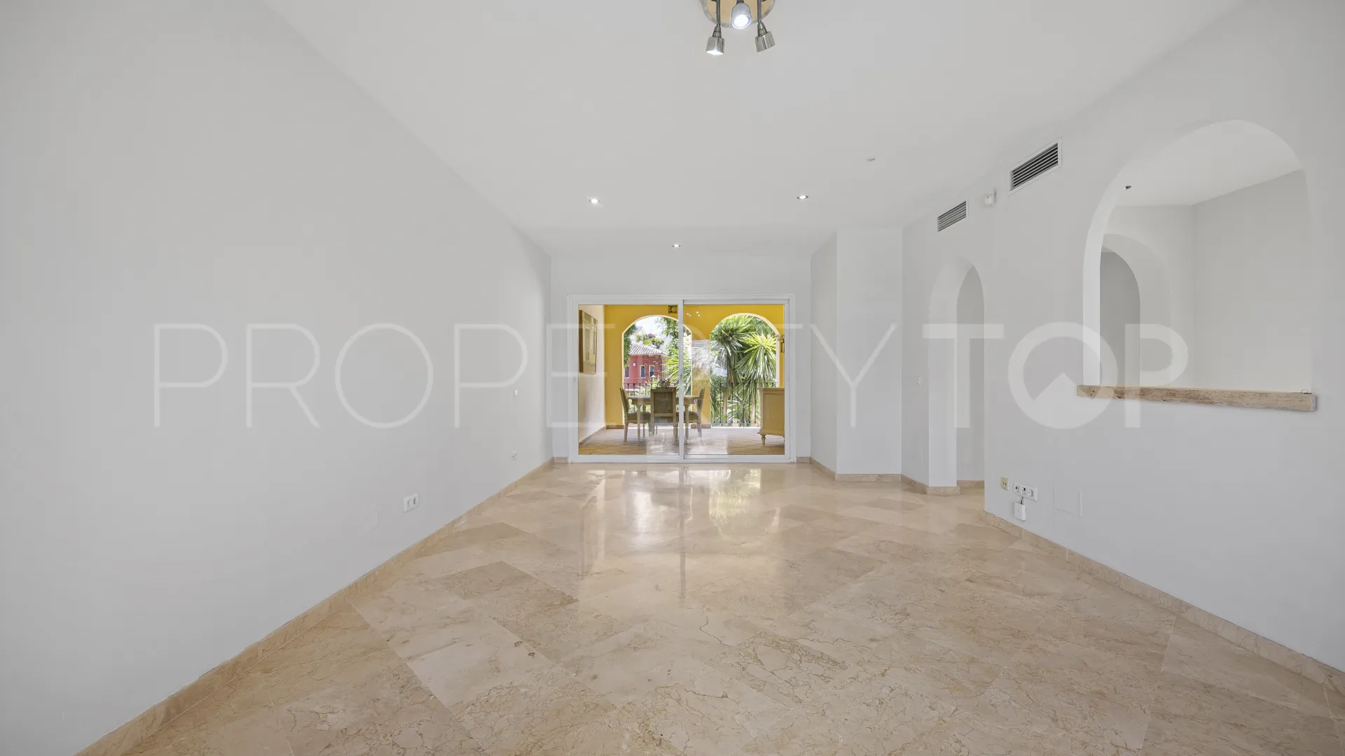 For sale apartment with 2 bedrooms in Guadalmina Alta