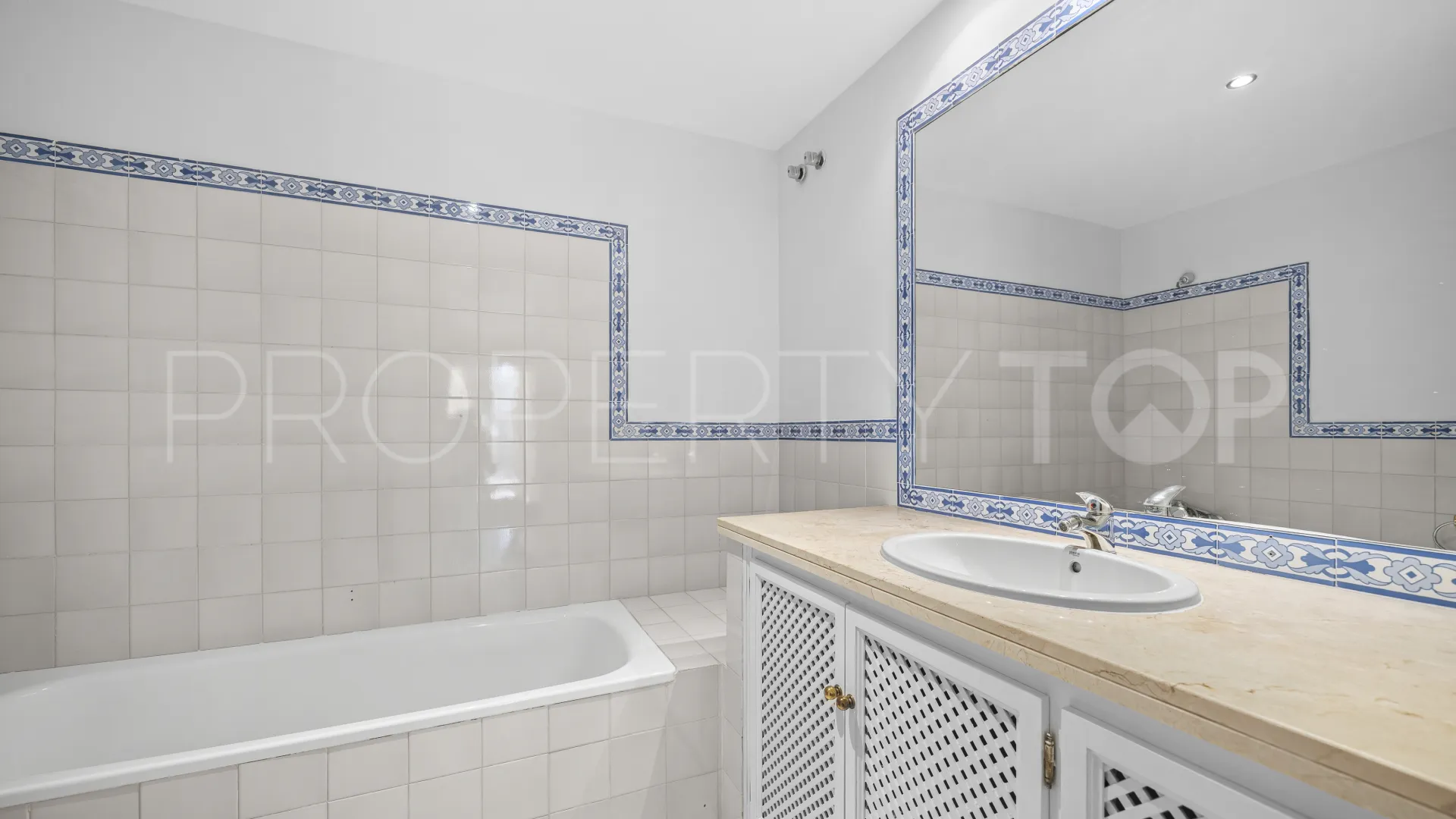 For sale apartment with 2 bedrooms in Guadalmina Alta