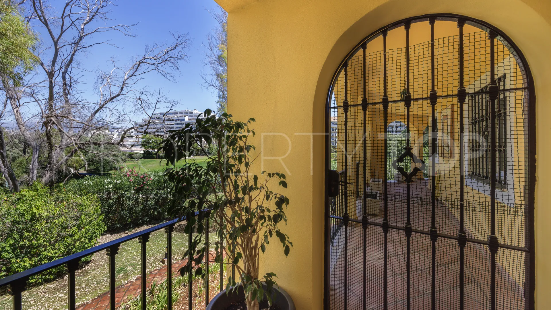 For sale apartment with 2 bedrooms in Guadalmina Alta