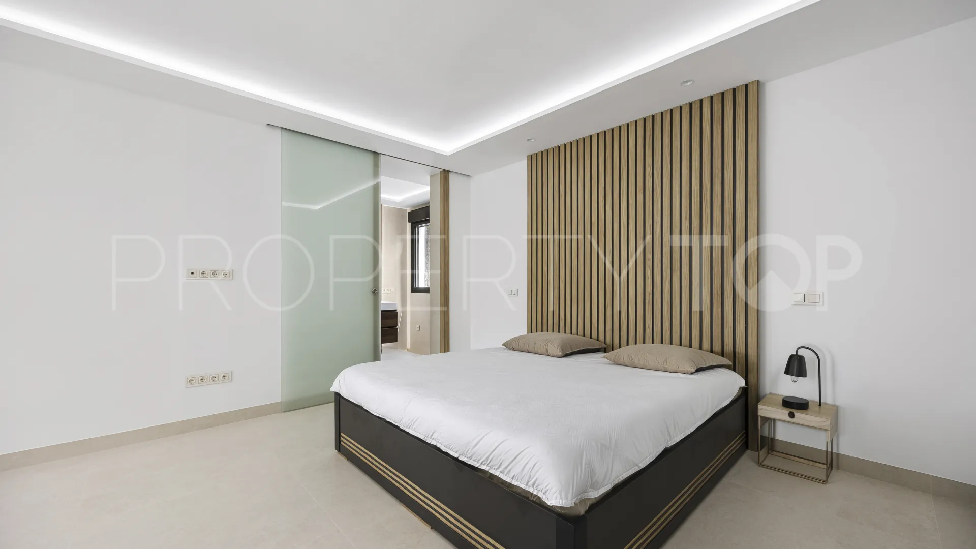 Buy villa with 4 bedrooms in Guadalmina Alta