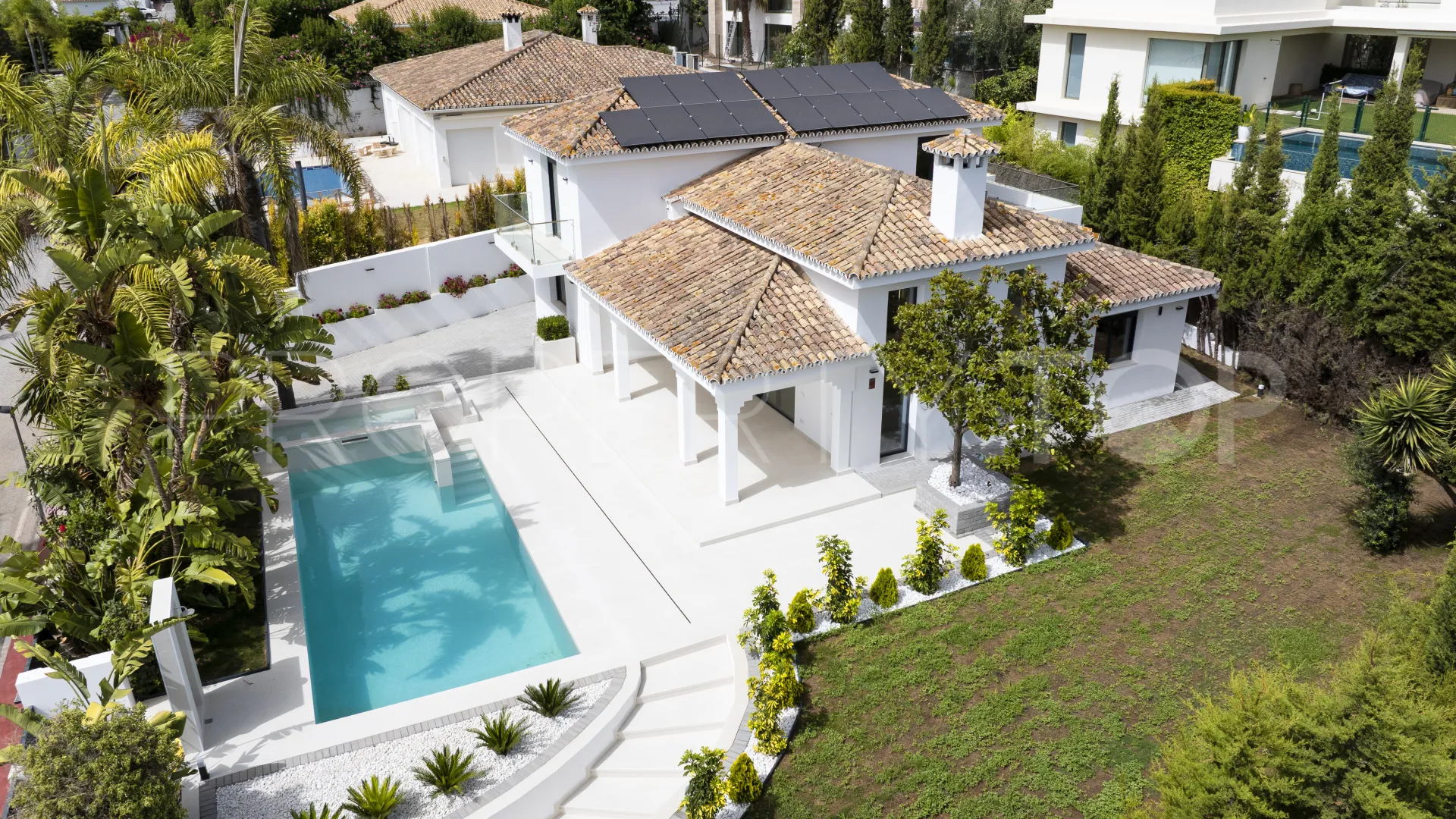 Buy villa with 4 bedrooms in Guadalmina Alta