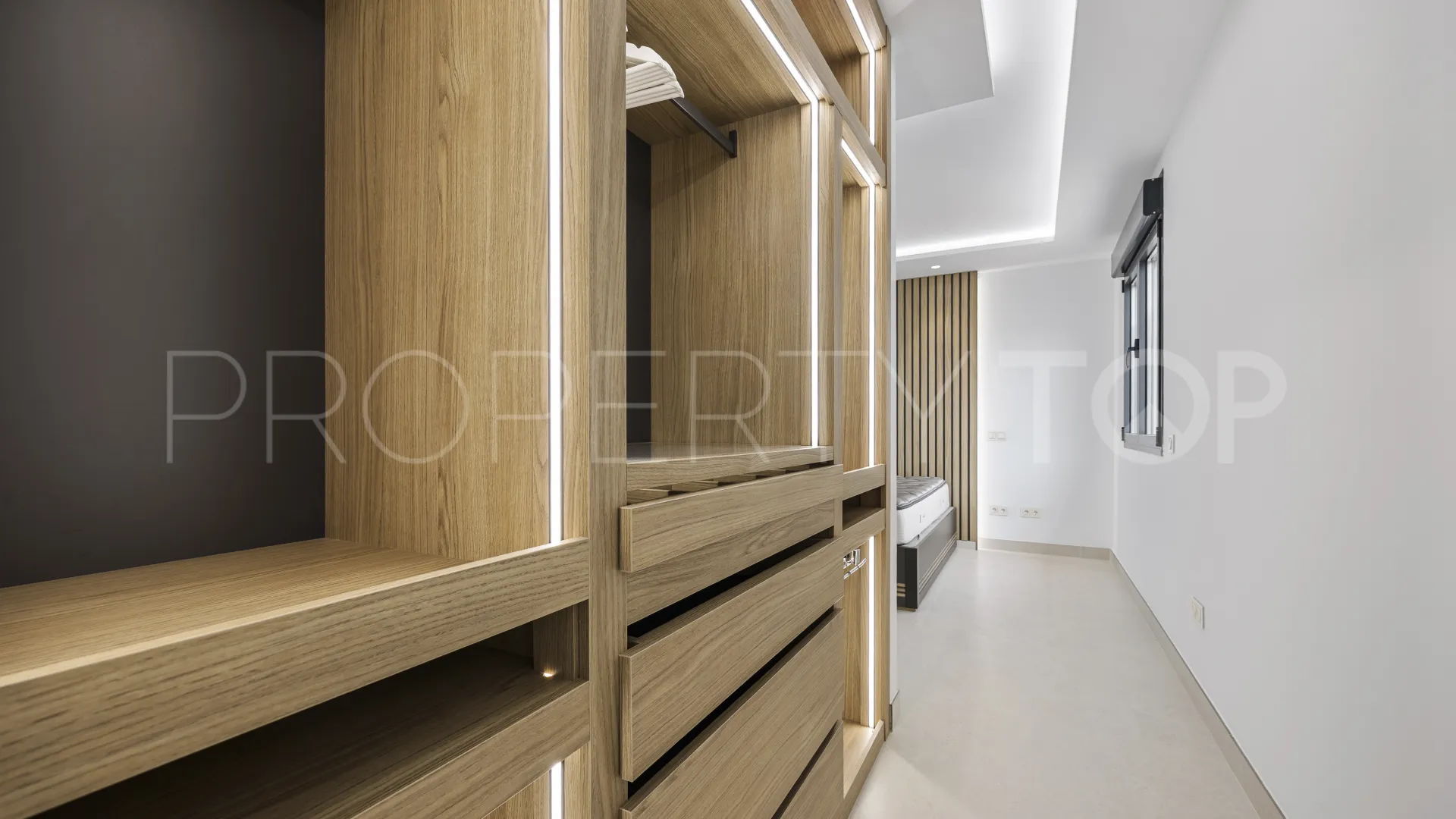 Buy villa with 4 bedrooms in Guadalmina Alta