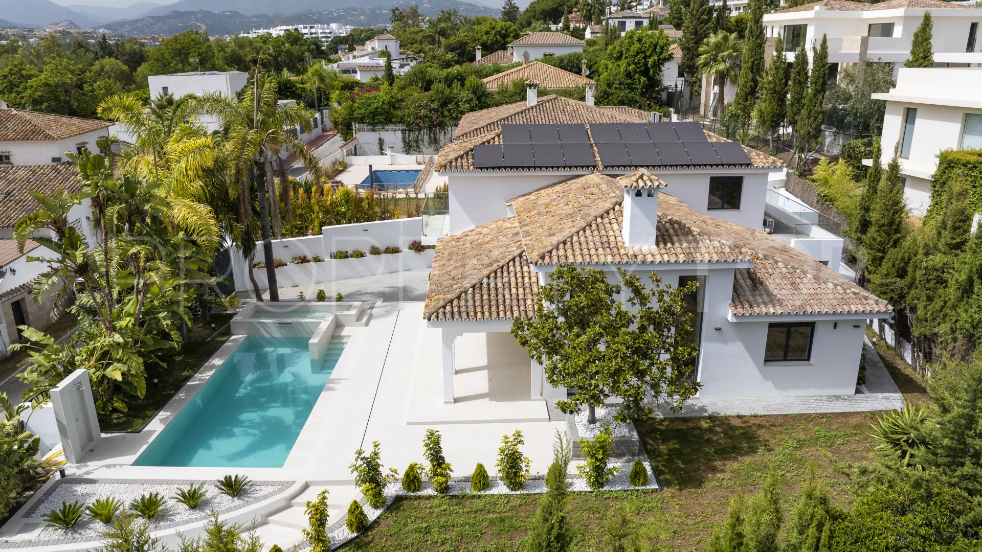 Buy villa with 4 bedrooms in Guadalmina Alta