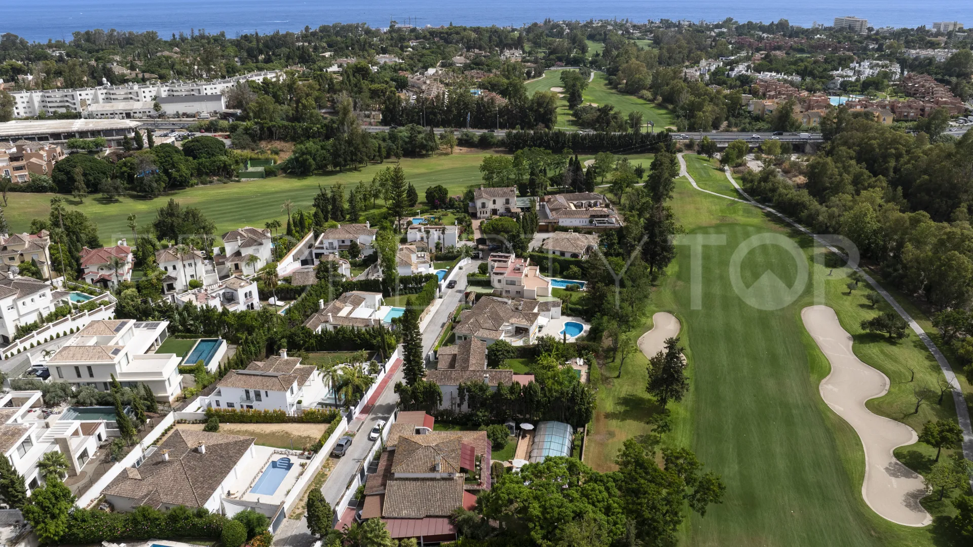 Buy villa with 4 bedrooms in Guadalmina Alta