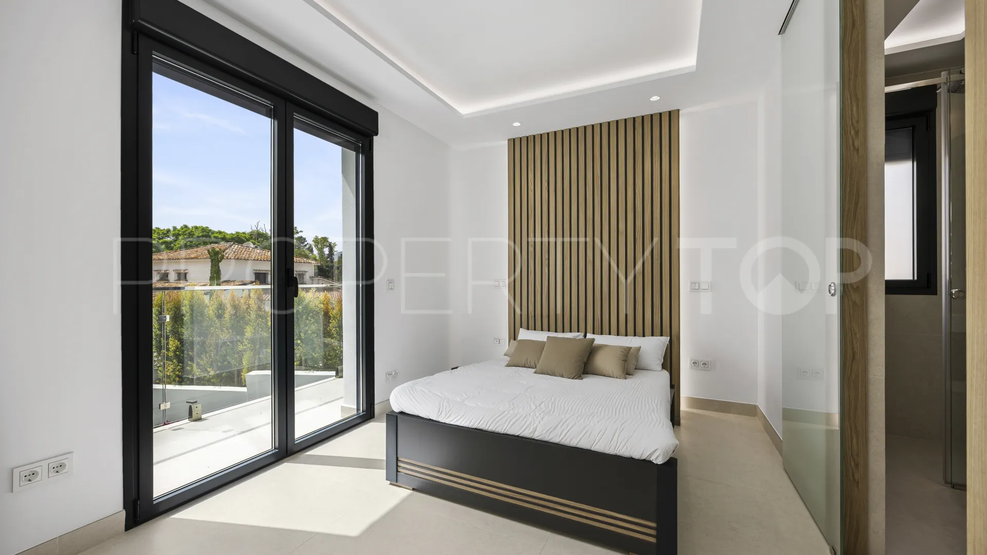 Buy villa with 4 bedrooms in Guadalmina Alta