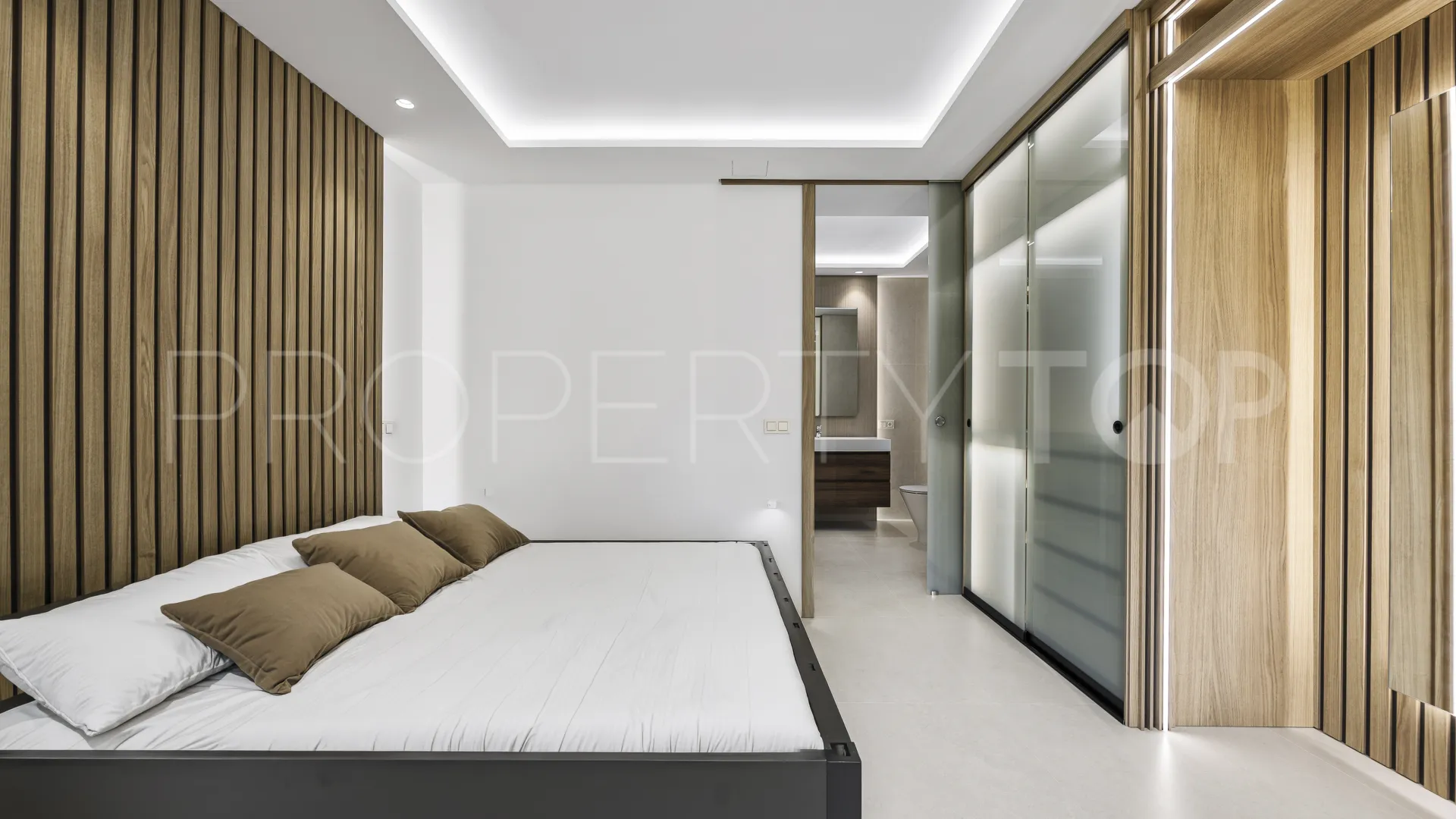 Buy villa with 4 bedrooms in Guadalmina Alta