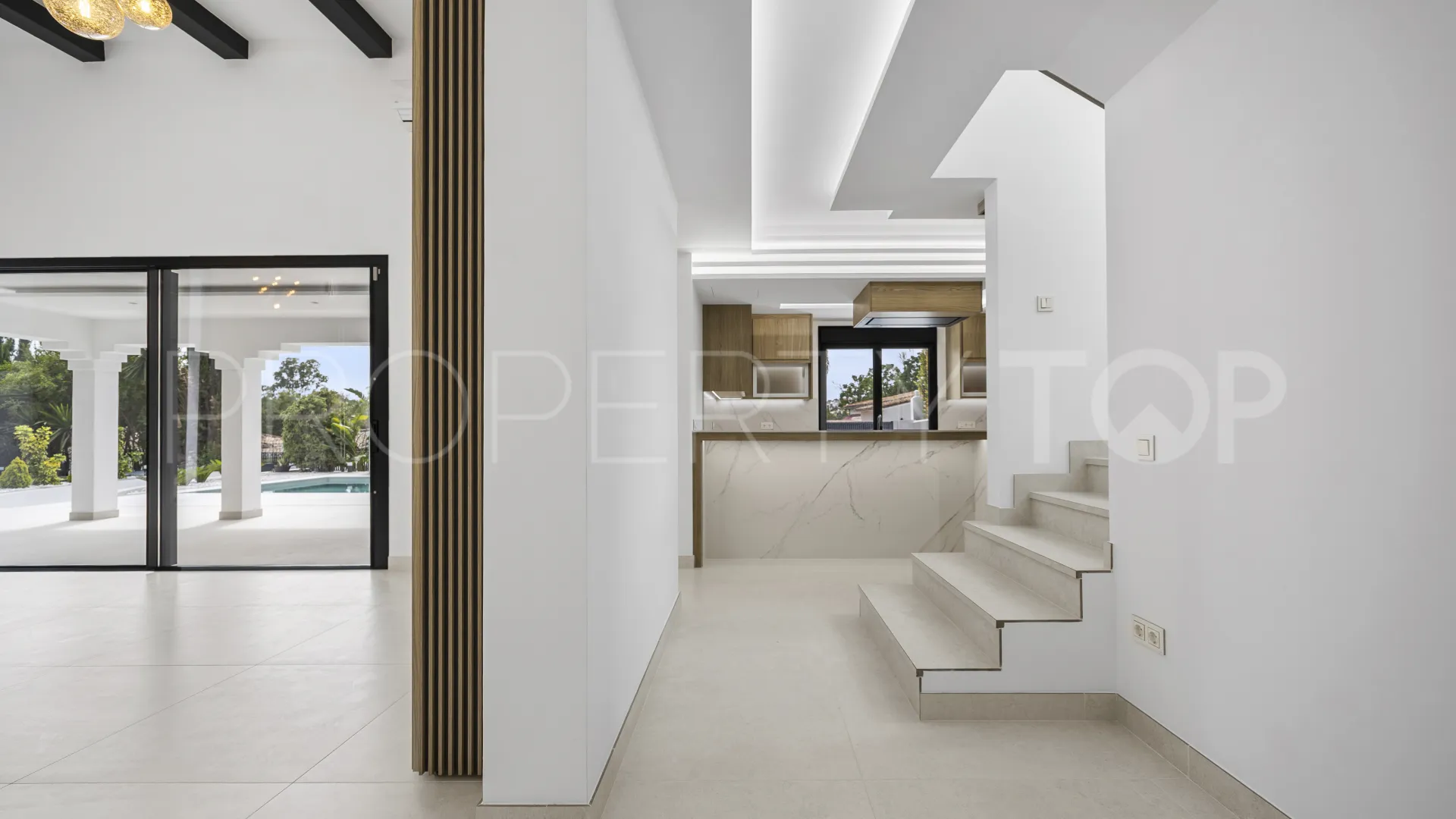 Buy villa with 4 bedrooms in Guadalmina Alta