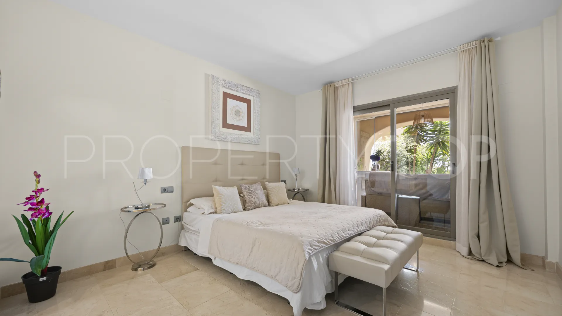 Apartamento a la venta de 3 dormitorios en Benahavis