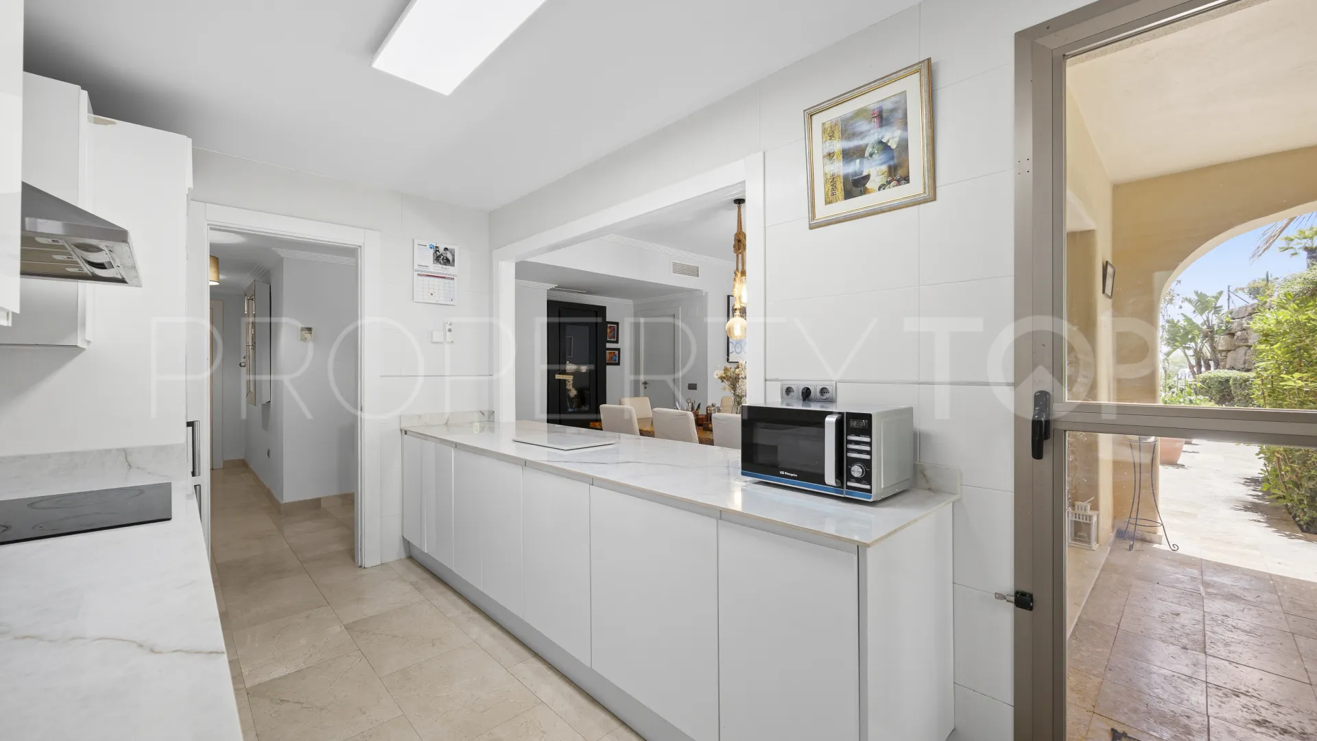 Apartamento a la venta de 3 dormitorios en Benahavis