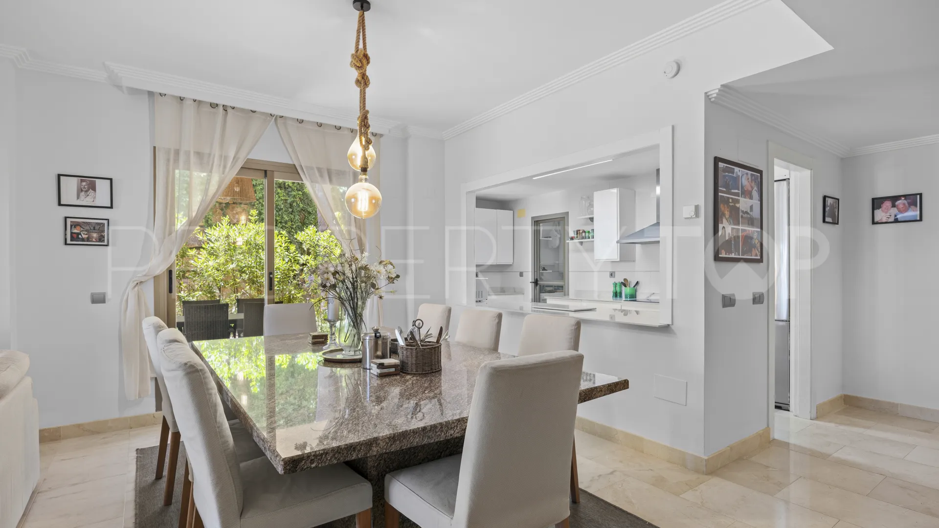 Apartamento a la venta de 3 dormitorios en Benahavis