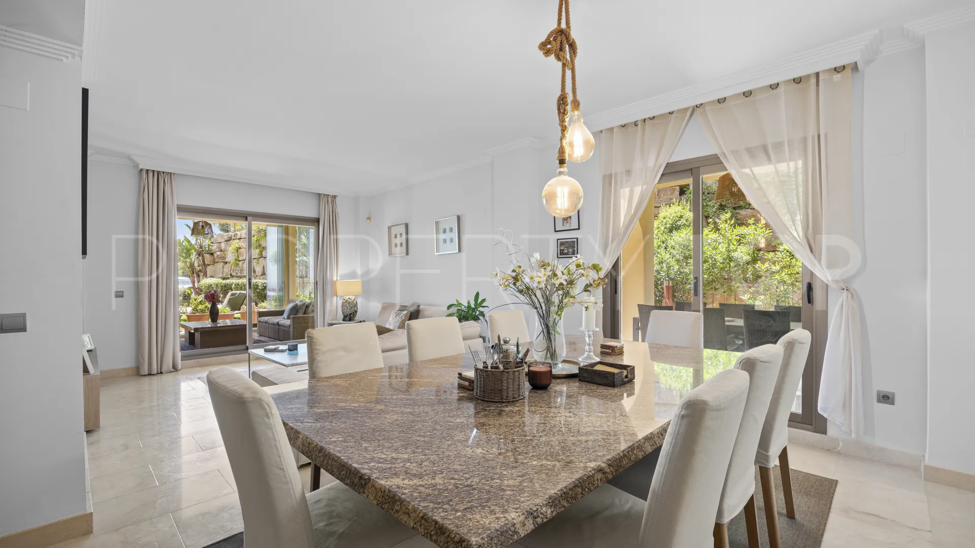 Apartamento a la venta de 3 dormitorios en Benahavis