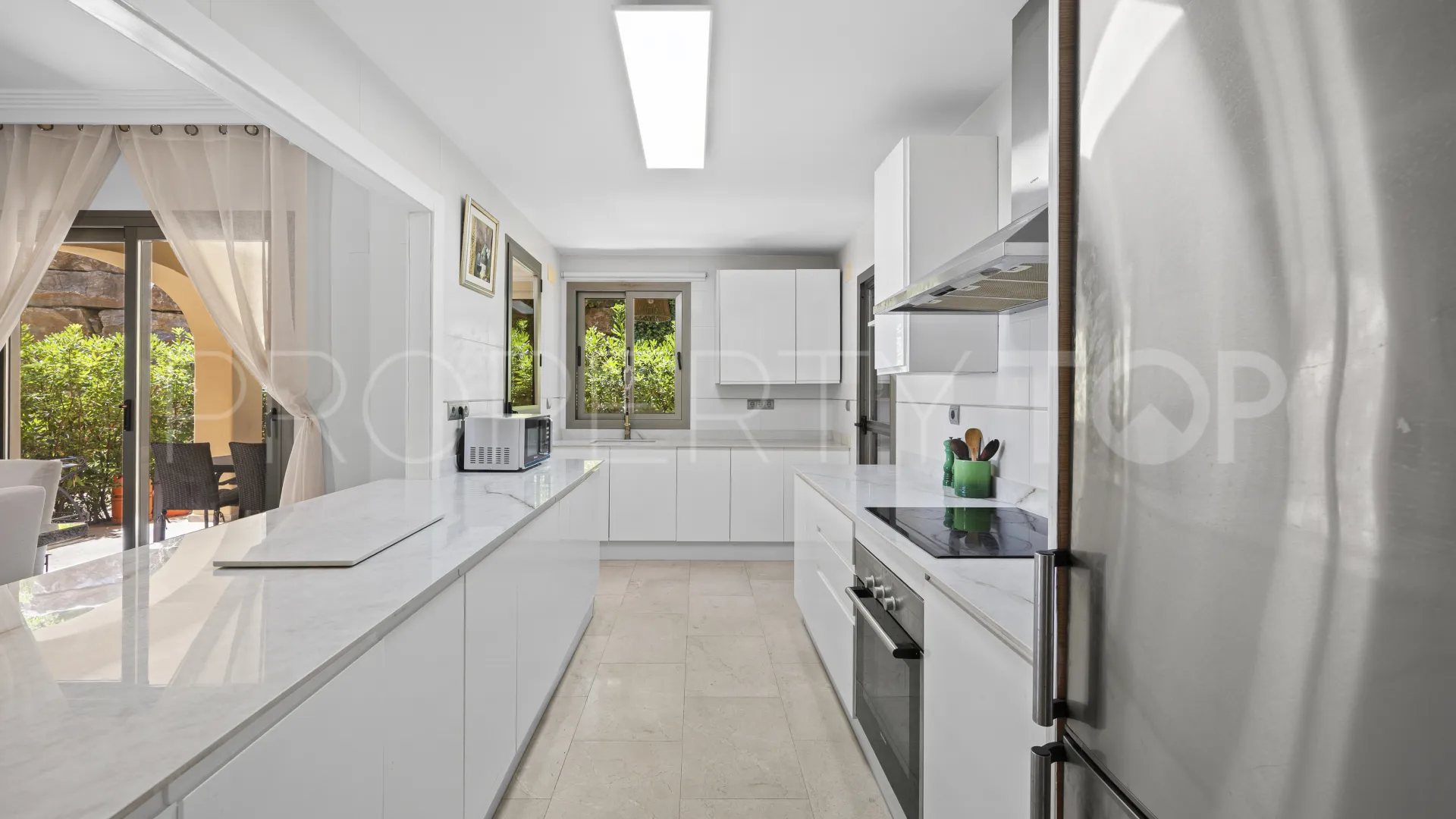 Apartamento a la venta de 3 dormitorios en Benahavis