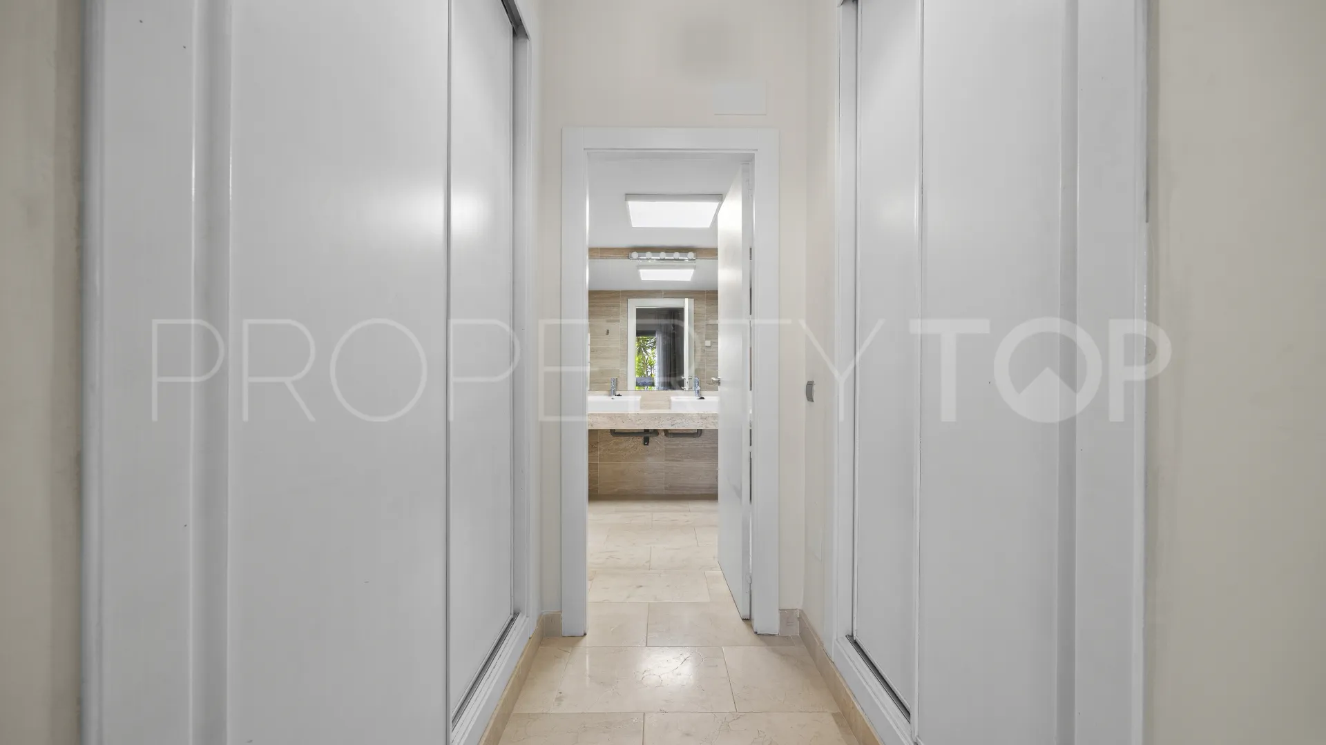 Apartamento a la venta de 3 dormitorios en Benahavis
