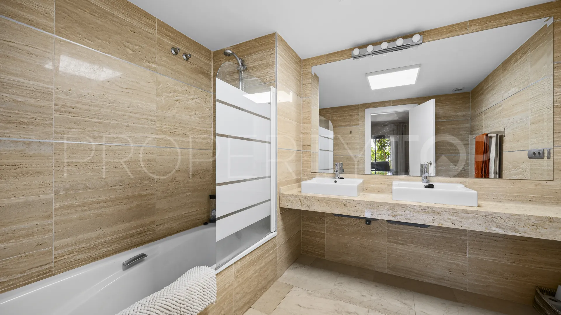 Apartamento a la venta de 3 dormitorios en Benahavis