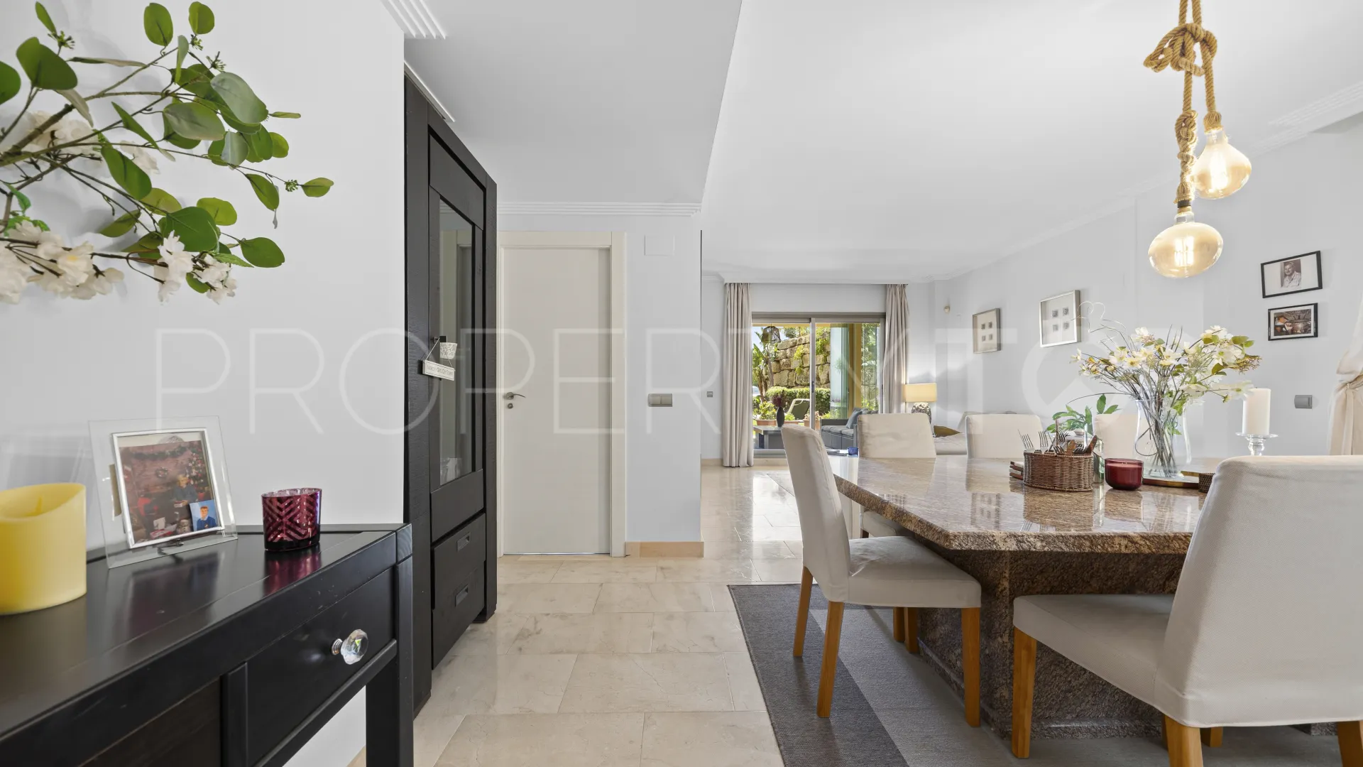 Apartamento a la venta de 3 dormitorios en Benahavis