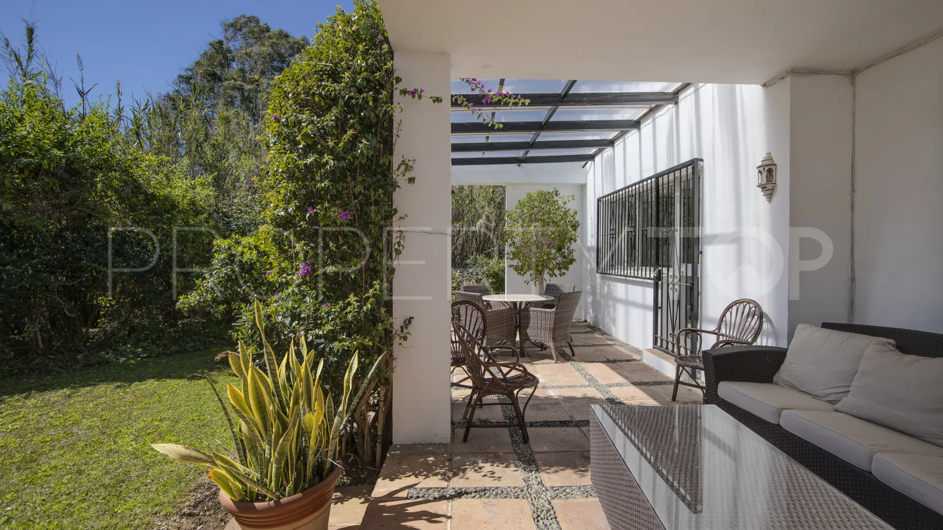 Villa en venta en Guadalmina Baja