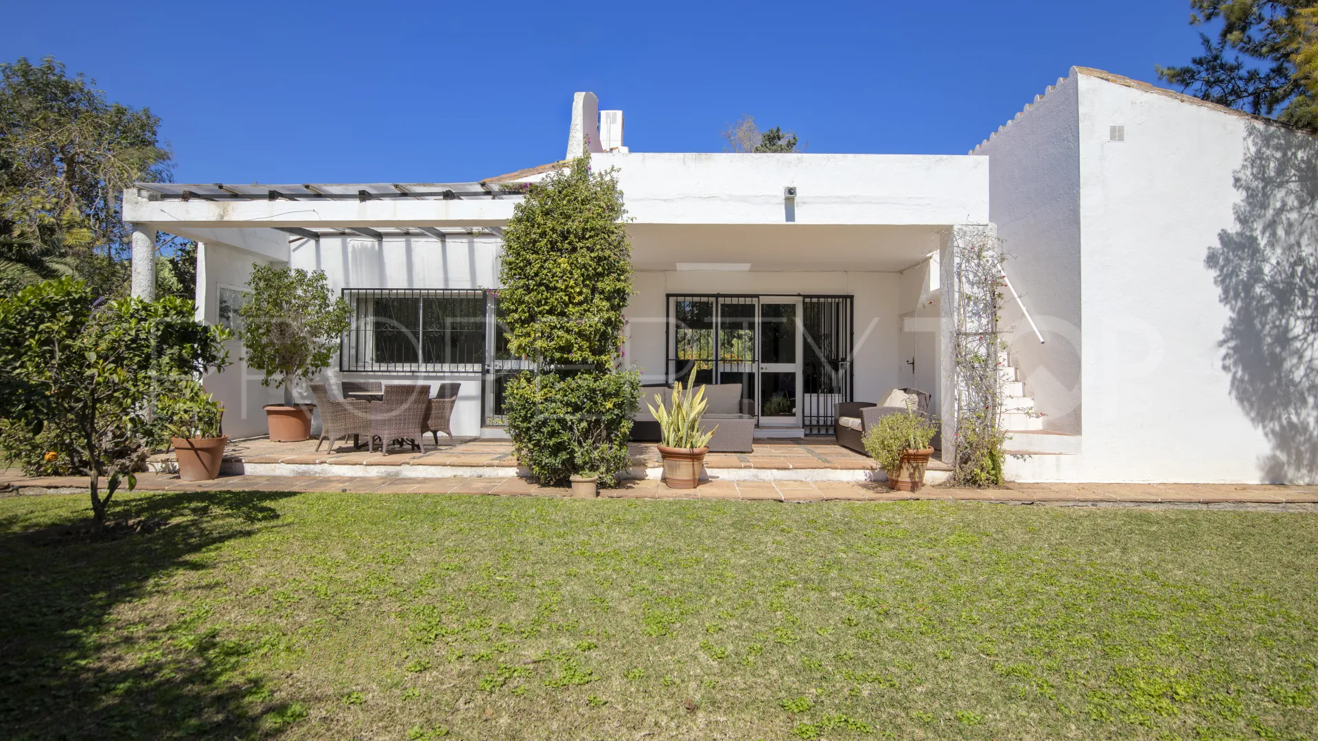 Villa en venta en Guadalmina Baja
