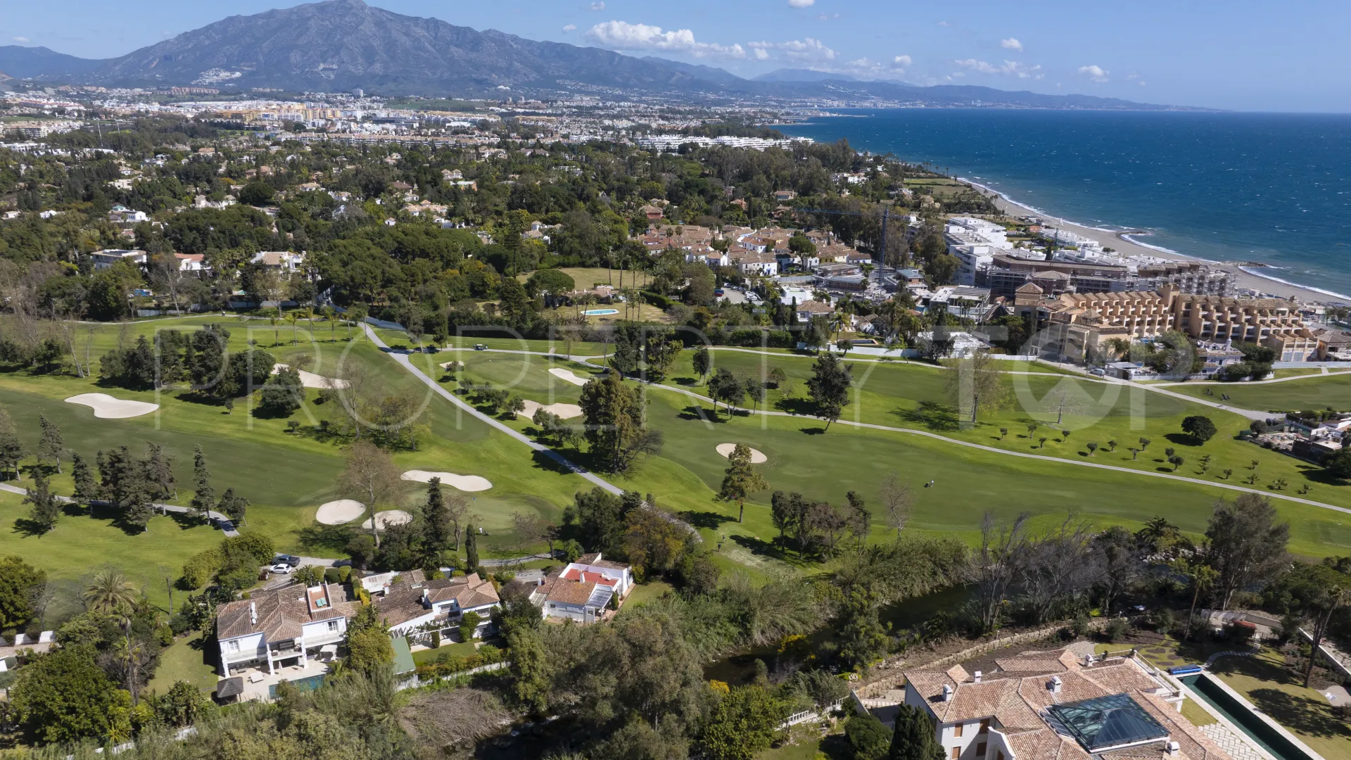 Villa en venta en Guadalmina Baja