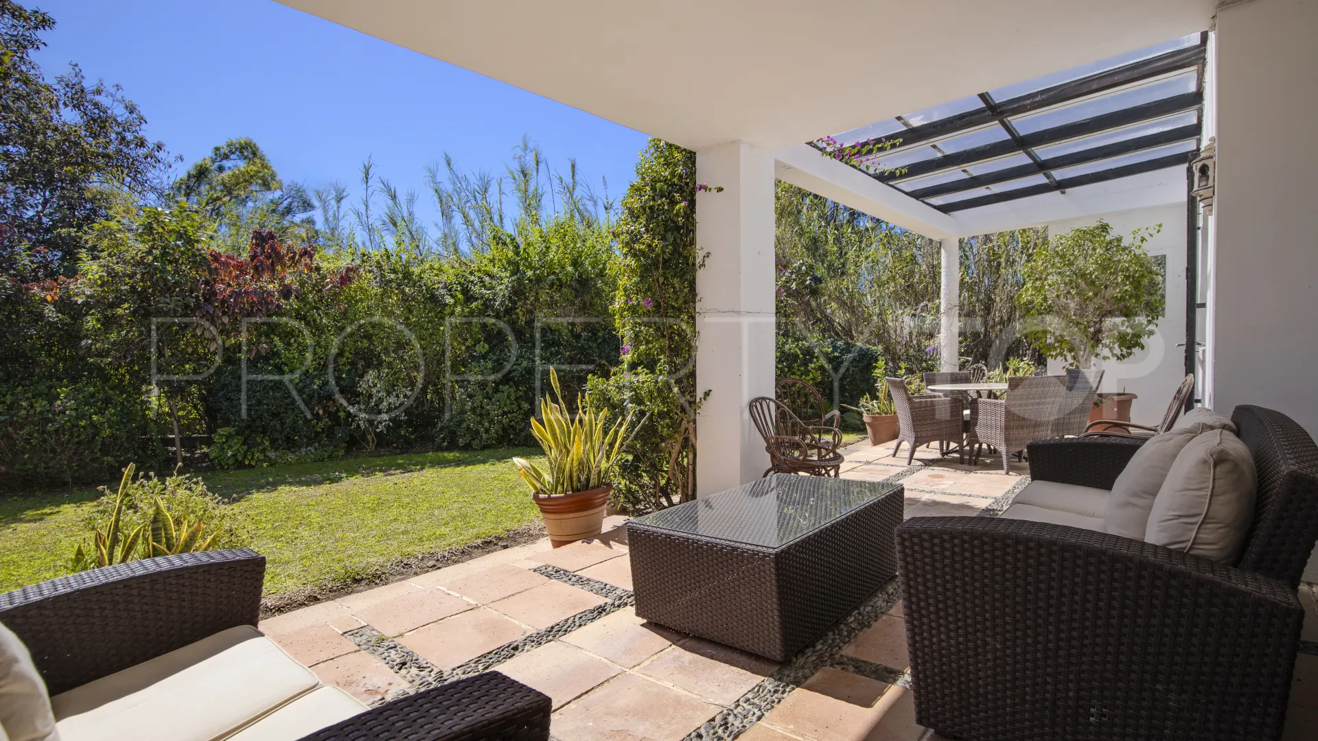 Villa en venta en Guadalmina Baja