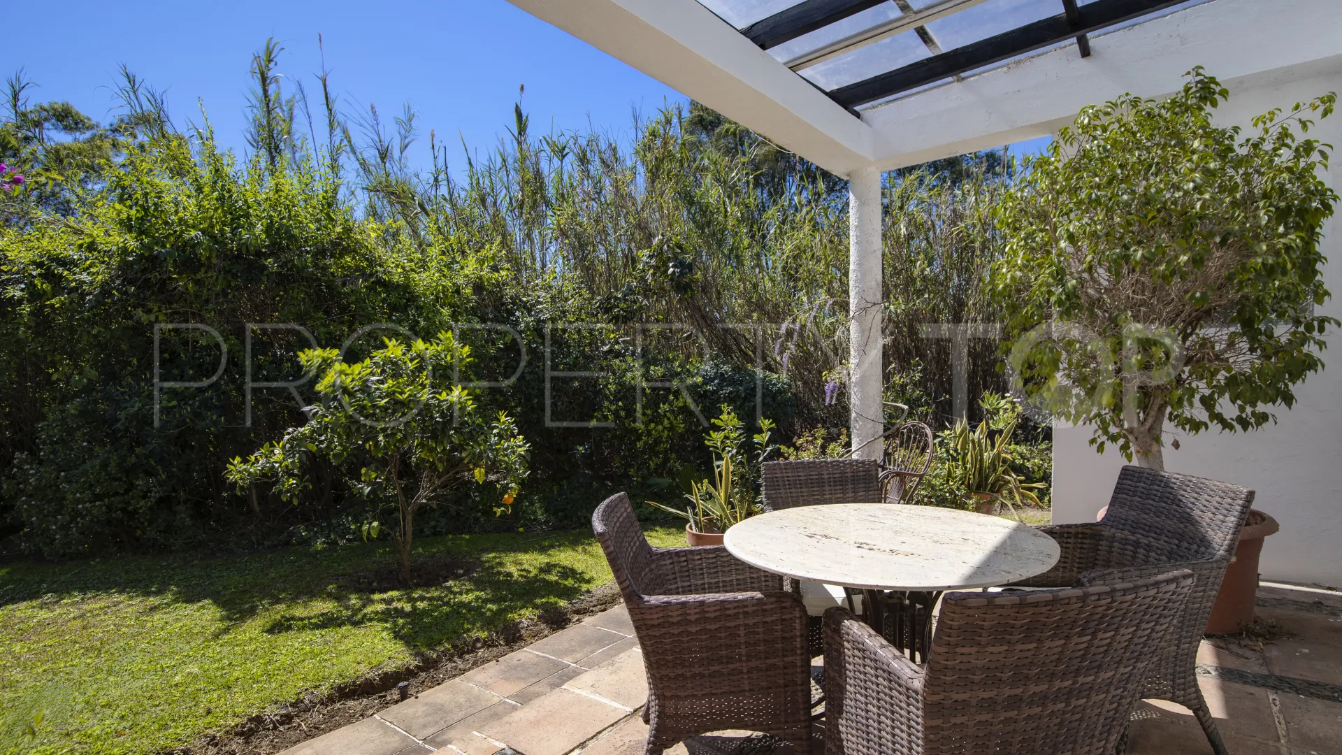 Villa en venta en Guadalmina Baja