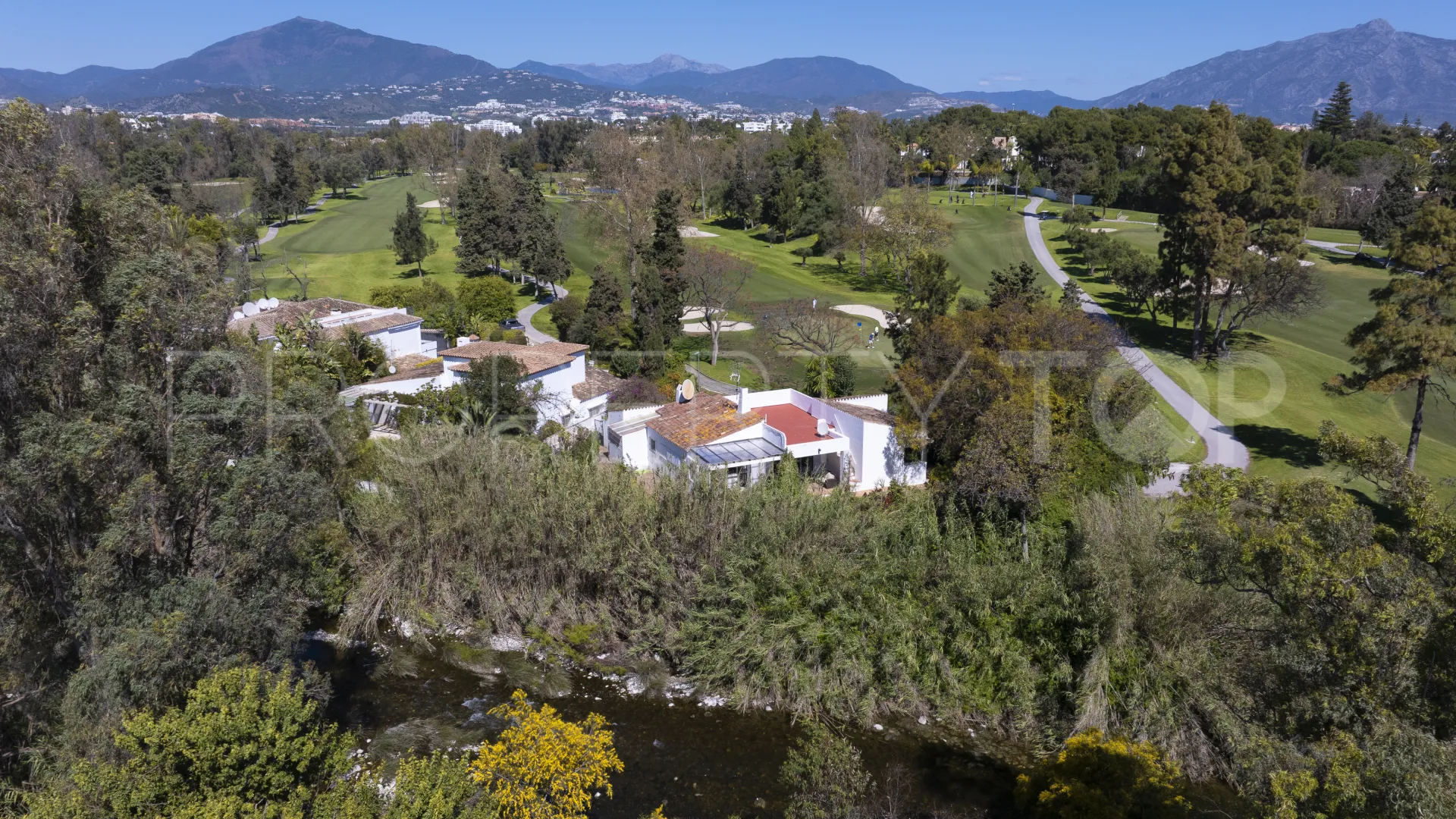 Villa en venta en Guadalmina Baja