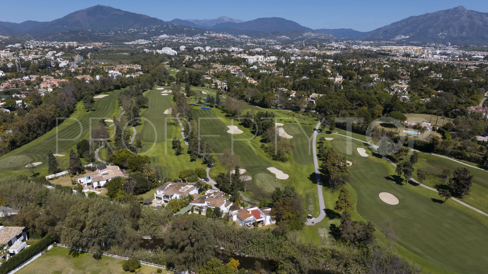 Villa en venta en Guadalmina Baja