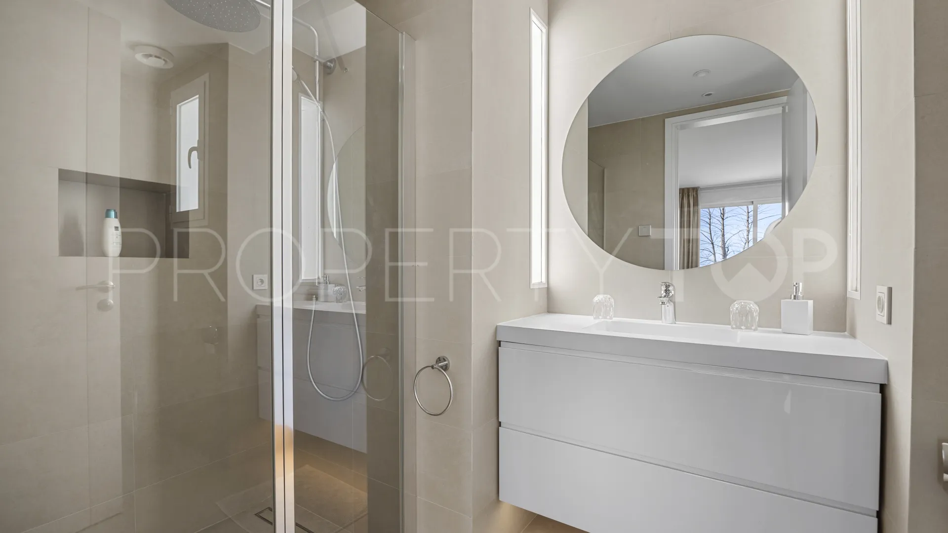 Villa en venta con 4 dormitorios en Benahavis
