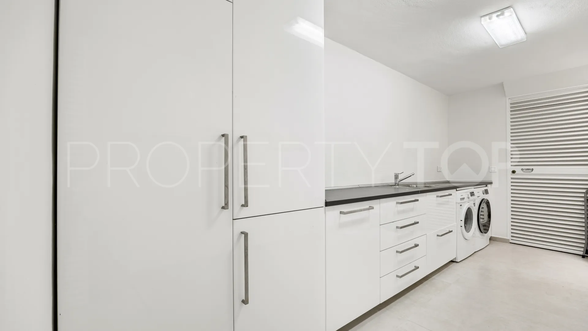 Villa en venta con 4 dormitorios en Benahavis