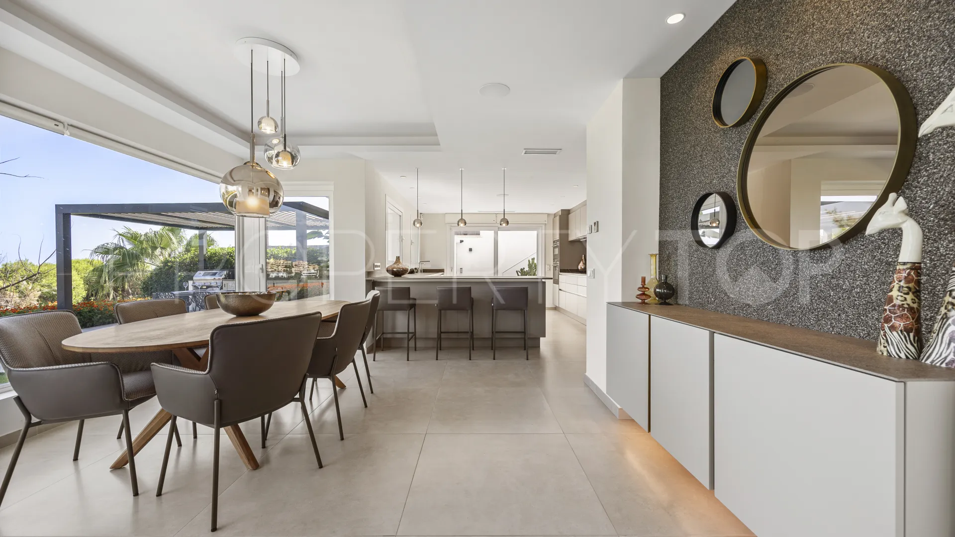 Villa en venta con 4 dormitorios en Benahavis