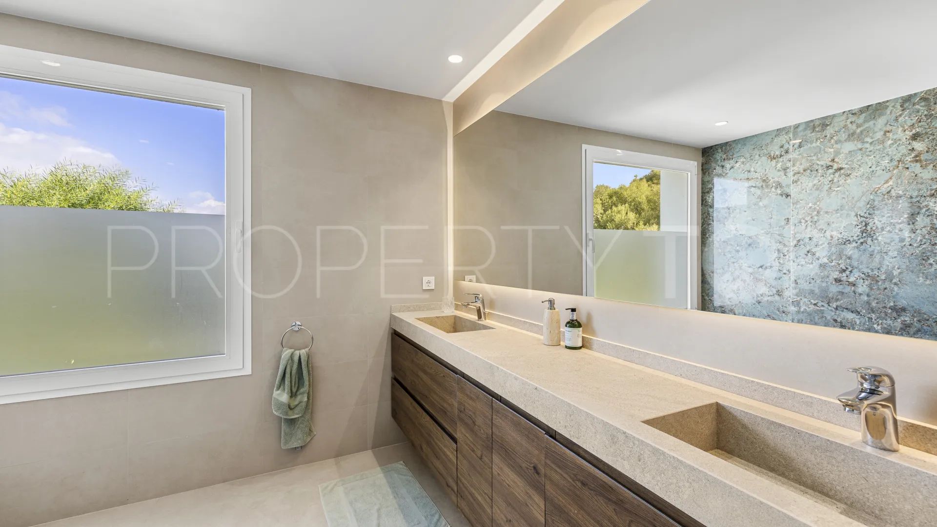 Villa en venta con 4 dormitorios en Benahavis