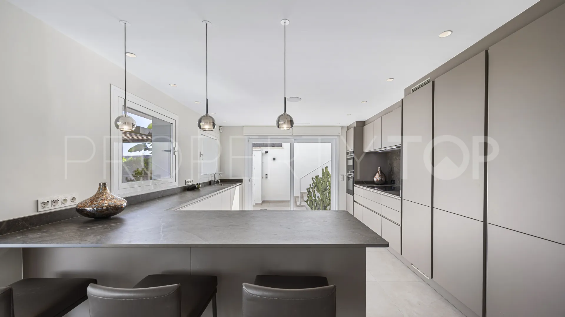 Villa en venta con 4 dormitorios en Benahavis