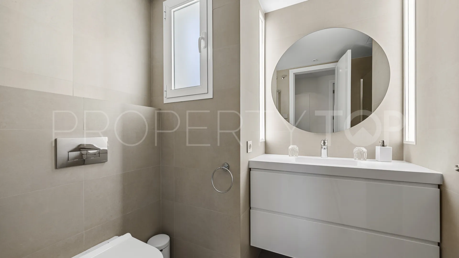 Villa en venta con 4 dormitorios en Benahavis