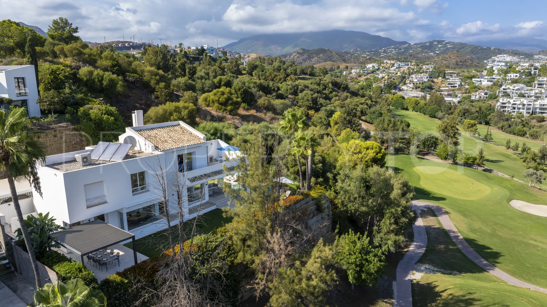 Villa en venta con 4 dormitorios en Benahavis
