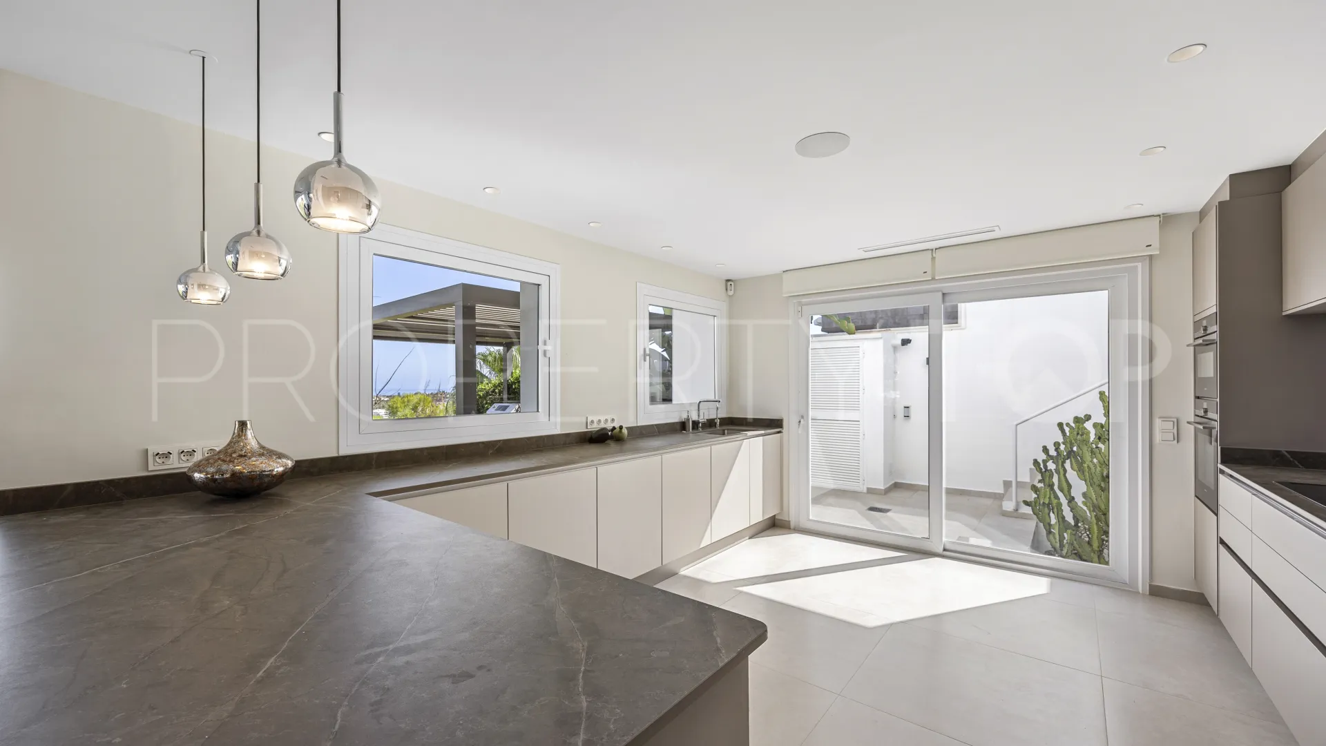 Villa en venta con 4 dormitorios en Benahavis