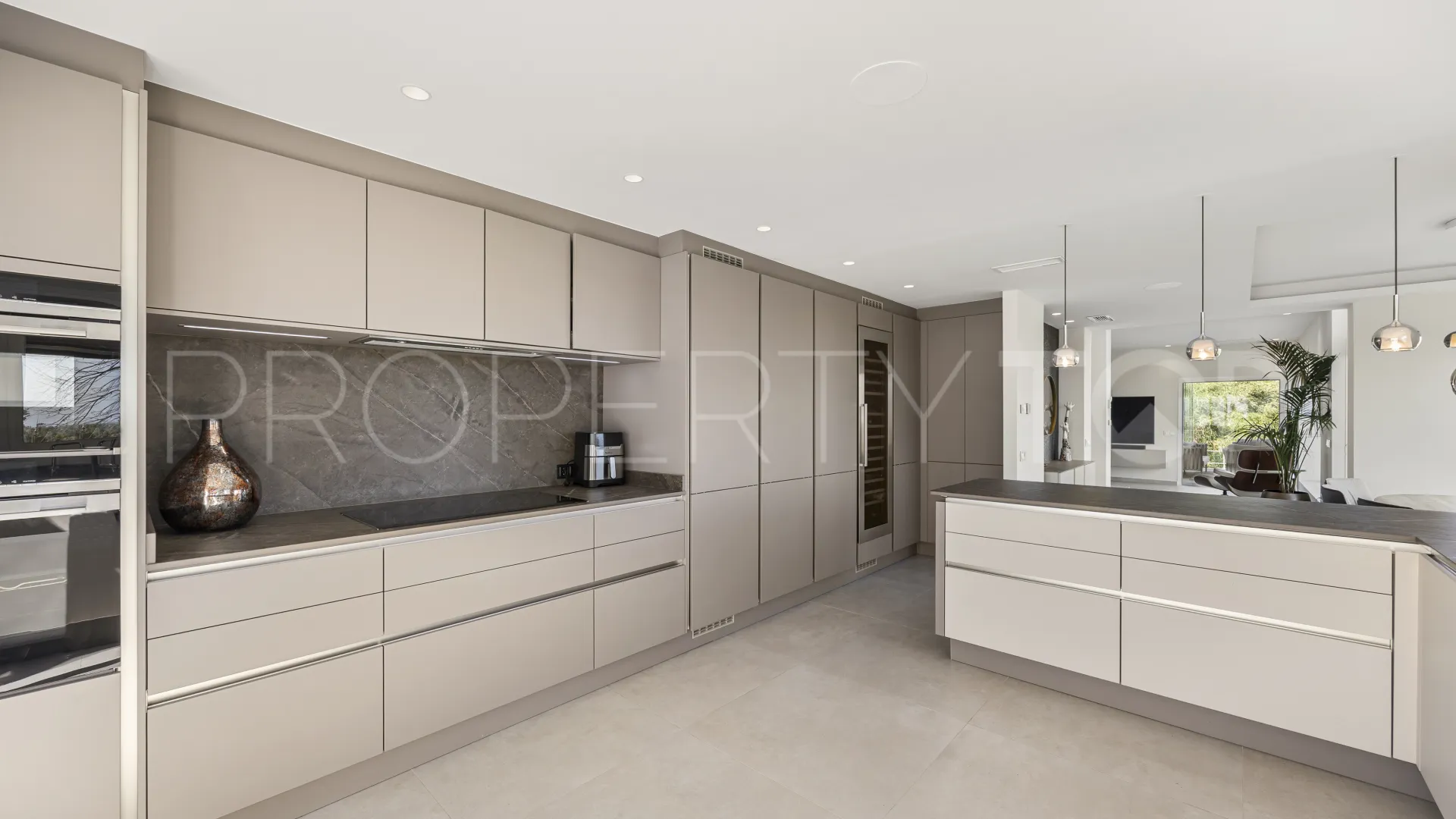 Villa en venta con 4 dormitorios en Benahavis