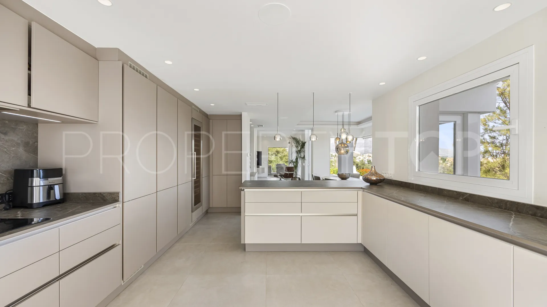 Villa en venta con 4 dormitorios en Benahavis