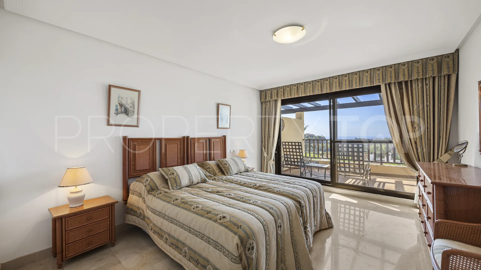 Ático de 3 dormitorios en venta en Benahavis