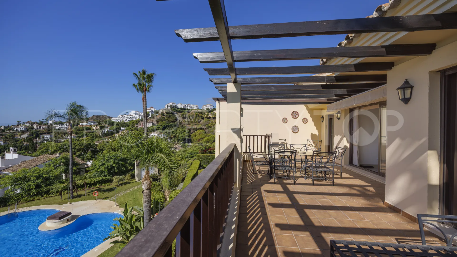 Ático de 3 dormitorios en venta en Benahavis