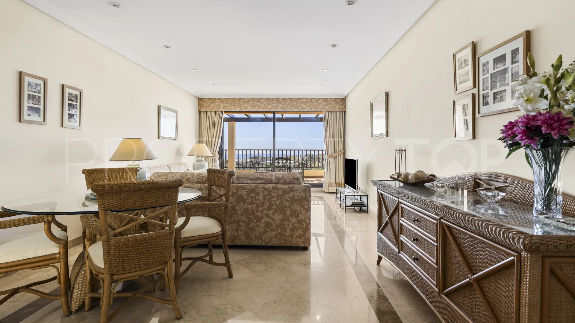 Ático de 3 dormitorios en venta en Benahavis