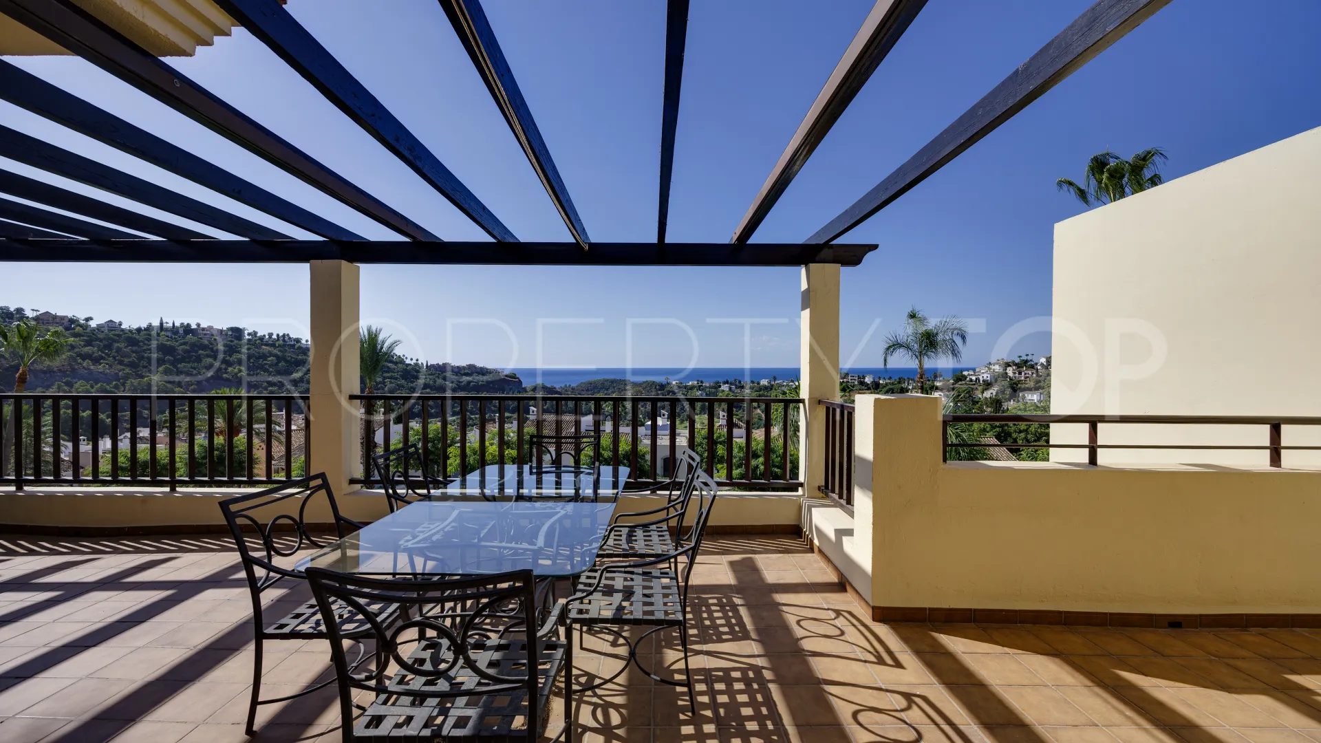 Ático de 3 dormitorios en venta en Benahavis