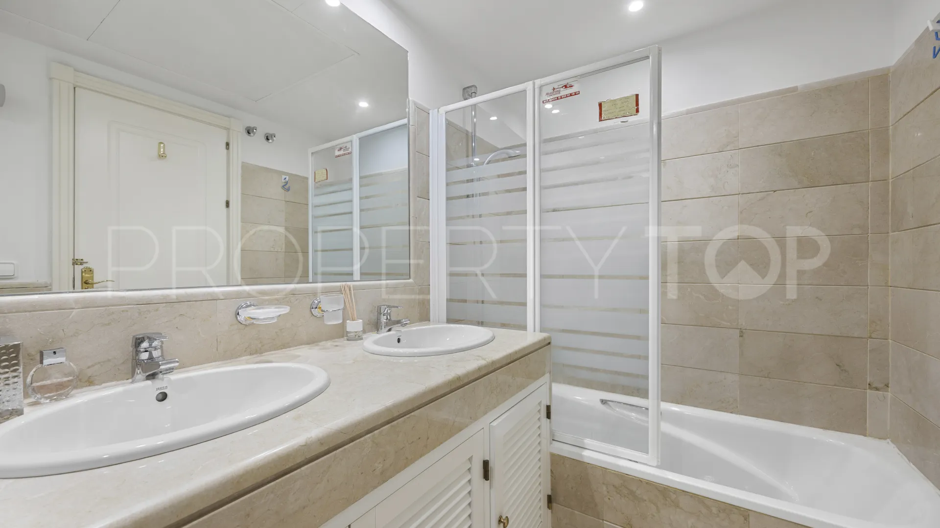 Ático de 3 dormitorios en venta en Benahavis